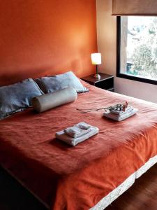a bed with two towels on top of it at Casa Roca in San Carlos de Bariloche