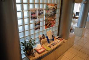 HOTEL LiVEMAX BUDGET Yumoto في إيواكي: خزانة عرض في مبنى مع ملصقات على الحائط