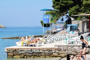 - un groupe de personnes assis sur des chaises à la plage dans l'établissement Seaside holiday house Cavtat, Dubrovnik - 8557, à Cavtat