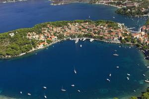 - une vue aérienne sur un port avec des bateaux dans l'eau dans l'établissement Seaside holiday house Cavtat, Dubrovnik - 8557, à Cavtat