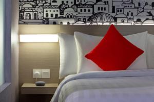 Giường trong phòng chung tại Hotel Neo Gading Solo