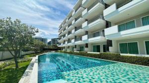 Ban Nong Khaem的住宿－The Sea Condominium SeaView，大楼前的游泳池