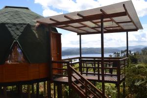 un paio di sedie sedute fuori da una casa di Arrecife Glamping a Guatavita