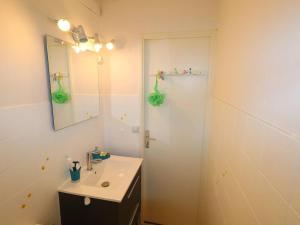 Kúpeľňa v ubytovaní Studio Cabine 4 pers proche mer et commerces - FR-1-307-208