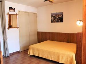 1 dormitorio con 1 cama en una habitación en Appartement Vars, 1 pièce, 4 personnes - FR-1-330B-195, en Vars