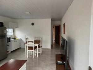 派三杜的住宿－Apart del Este 2，厨房以及带桌椅的用餐室。