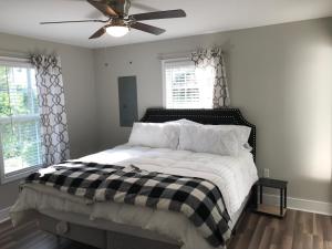 1 dormitorio con 1 cama en blanco y negro y ventilador de techo en Brand New 3 bedroom 2 bath Home (Built 2022) en Huntsville