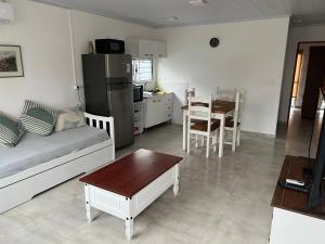- un salon avec un canapé et une table dans l'établissement Apart del Este 2, à Paysandú
