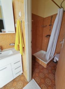 Bathroom sa Studio Vrboska 540a