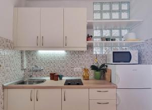 Kitchen o kitchenette sa Studio Vrboska 540a