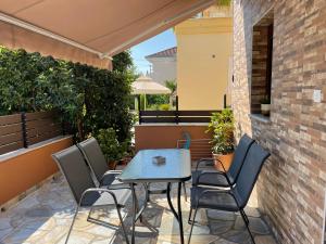 a patio with a table and chairs on a balcony at Felicia`s House in Agria