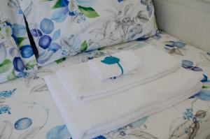 ein Stapel Handtücher auf einem Bett in der Unterkunft Sabor@Arte in Couto de Esteves