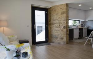 ein Wohnzimmer mit einer Tür, die zu einer Küche führt in der Unterkunft Sabor@Arte in Couto de Esteves + 2 Fotos