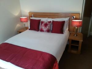 Llit o llits en una habitació de Murphys Hotel
