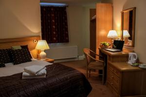Llit o llits en una habitació de Murphys Hotel