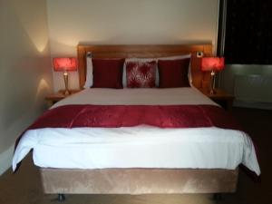 Llit o llits en una habitació de Murphys Hotel