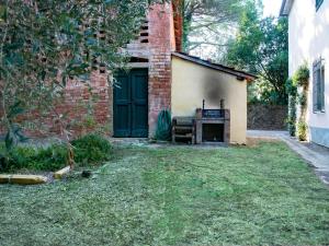 un patio con un edificio con una puerta verde en Belvilla by OYO Casa Prati, en Ghizzano