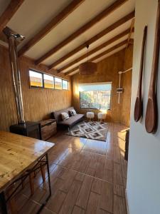 ein Wohnzimmer mit einem Sofa und einem Tisch in der Unterkunft Siempre Verde in Puerto Tranquilo