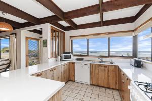 A kitchen or kitchenette at Swimmers' Rest - uninterrupted panoramic ocean views