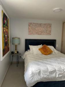 Dormitorio con cama con almohada naranja en New Lovely 3 bedroom condo with an AWESOME view!, en Bello