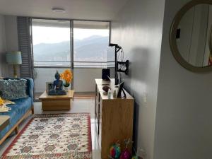 - un salon avec un canapé bleu et une fenêtre dans l'établissement New Lovely 3 bedroom condo with an AWESOME view!, à Bello