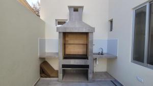 uma cozinha com um forno no lado de um edifício em ARA em Cochabamba