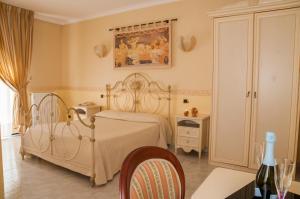 アリアーノ・イルピーノにあるKristall e Giardini dell'Edenのベッドルーム1室(ベッド1台、テーブル、椅子付)