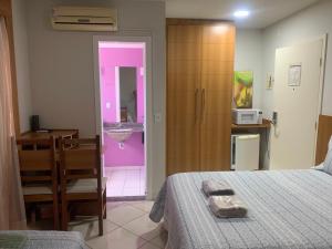 um quarto com uma cama e uma casa de banho com um lavatório em Suíte 1015 - Thermas Place com Parque Aquático em Caldas Novas