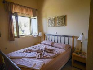 Posteľ alebo postele v izbe v ubytovaní Holiday house for 10 persons, with swimming pool
