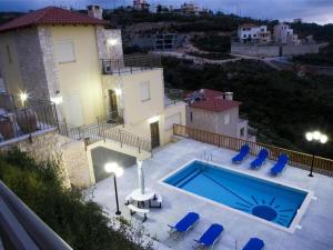 Bazén v ubytovaní Holiday house for 10 persons, with swimming pool alebo v jeho blízkosti