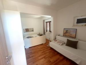 Una sala de estar con un sofá y un espejo. en Apartments with parking space Sumartin, Brac - 11926, en Sumartin