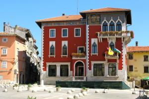 een rood gebouw in het midden van twee gebouwen bij Apartments with WiFi Vodnjan, Fazana - 14650 in Vodnjan +9 foto's