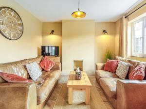 een woonkamer met 2 banken en een salontafel bij Ivet Lowe in Matlock