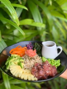 un piatto di cibo con una tazza di caffè di S Resorts Hidden Valley Bali a Uluwatu