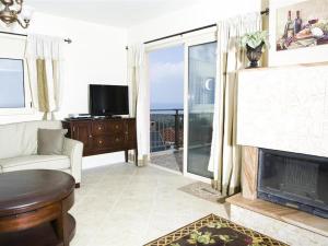 Μια τηλεόραση ή/και κέντρο ψυχαγωγίας στο Comfortable holiday house for 10 persons, with swimming pool