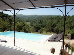 Bazén v ubytovaní Villa in Provence with Infinity Pool alebo v jeho blízkosti