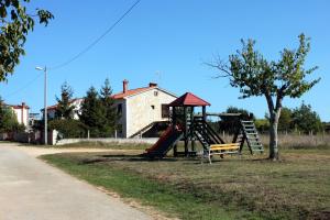 Herní místnost nebo prostor pro děti v ubytování Apartments with parking spaces Flengi, Porec - 15395