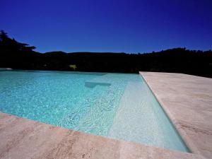 Bazén v ubytovaní Villa in Provence with Infinity Pool alebo v jeho blízkosti