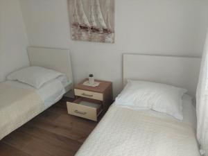 Posteľ alebo postele v izbe v ubytovaní Secluded fisherman's cottage Lavdara, Dugi otok - 396