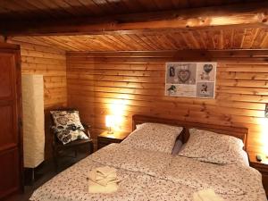 a bedroom with a bed in a wooden cabin at Dachsbau in Barbis