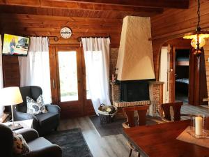 uma sala de estar com um sofá e uma lareira em Dachsbau em Barbis