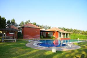 una casa con piscina en un patio en vihangama Home Stay en Chāmundi