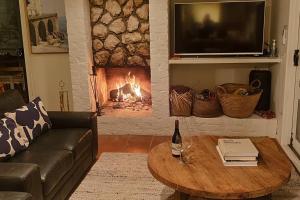 Cosy Back Beach Hideaway with Fire Pit.的休息区