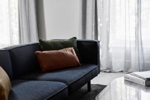 a blue couch with a pillow in a living room at Hotel Ernest Bendigo in Bendigo