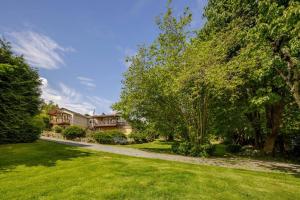 een tuin met groen gras en een huis bij Gorgeous 7BDR 16 Guests Perfect For Your Family in Nanaimo