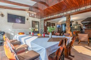 a large dining room with a table and chairs at Iris Predeal in Predeal