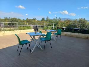 un patio con 4 mesas y sillas en el techo en Gardafarm agriturismo en Verona