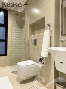 uma casa de banho com um WC e um lavatório em Kease Malqa A-6 Royal Touch XZ56 em Riyadh