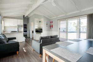 uma cozinha e sala de estar com mesa e cadeiras em Wallaroo Beachfront Tourist Park em Wallaroo