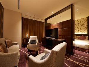 Hotel Metropolitan Saitama-Shintoshin في سايتاما: غرفه فندقيه سرير وتلفزيون